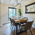 Townhouse Retreat-sleeps 6-3bed-2bath * غريت آيتون